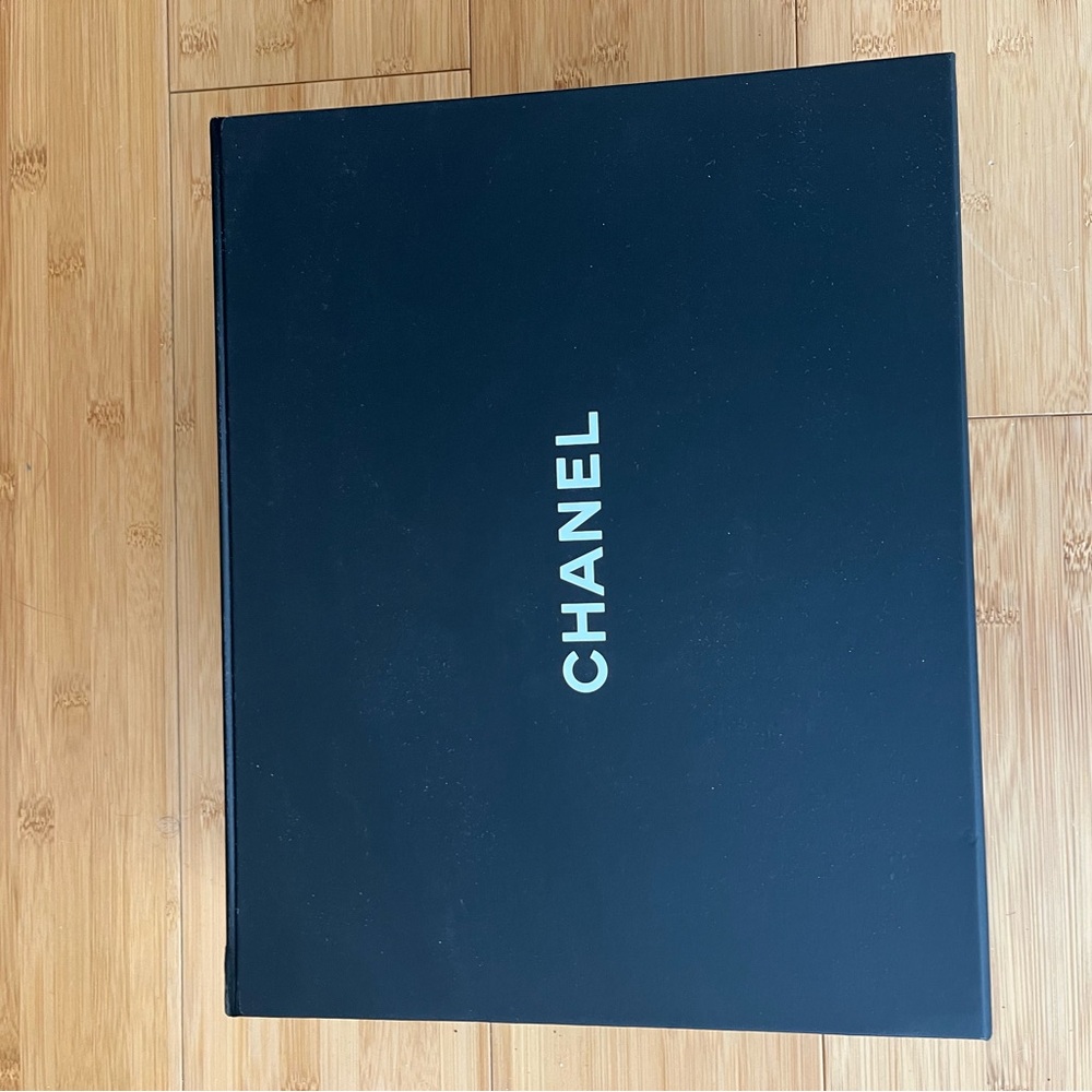 Chanel Medium Boy Bag Black Caviar Leather Gold Hardware - Picture 3 of 15